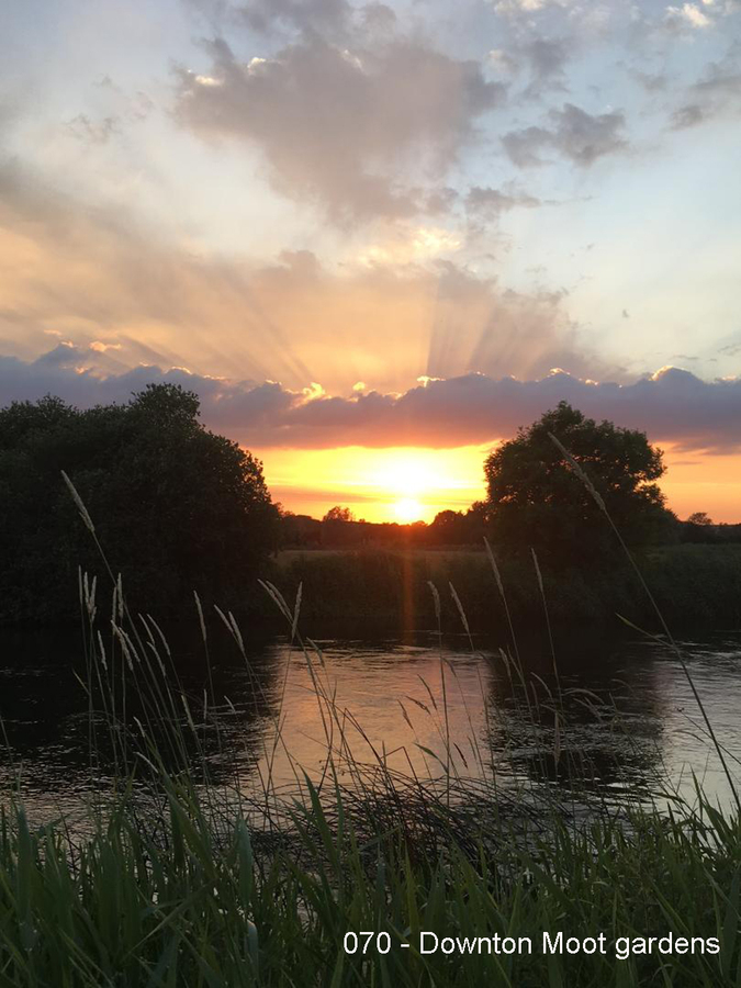 070 - Downton Moot gardens